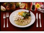 Frische Birne mit “Feta”-Käse, Olivenöl und Farbpfeffer