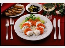 Mozzarella-Käse mit Tomate, Basilienkraut und Olivenöl