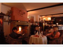 Sitz beim Kamin