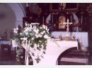 Blumendekoration in unweite Kirche