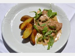 Kalbfleisch "Scaloppini" in Marsala-Sahne-Sauce mit Rucola, Bratkartoffeln
