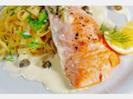 Gegrillter Lachs mit Kapern-Sauce, ItalienischePasta