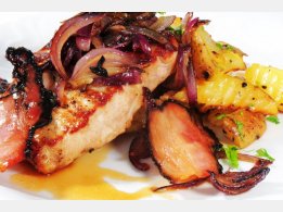 Hohes Schweinesteak mit gerösteten roten Zwiebeln und Speck, Bratkartoffeln mit Petersilie