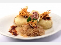 Kartoffelknödel mit geräuchertem Fleisch gefüllt,Sauerkraut, Röstzwiebeln