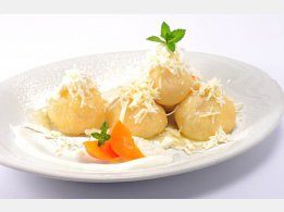 Aprikosenknödel mit Quark, zerlassener Butter und Zucker