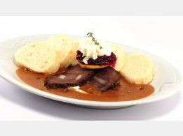 Lendenbraten mit Sahnesauce, Preiselbeeren und mit Semmelknödeln