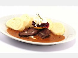 Lendenbraten mit Sahnesauce, Preiselbeeren und mit Semmelknödeln