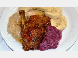 Gebratene Ente, Kartoffel- oder SemmelKnödel und Weiß- oder Rotkraut