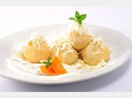 Obstknödel mit Quark, zerlassener Butter und Zucker