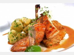 Gebratene Hähnchenbrust mit Semmelfüllung mit Mandeln, Kräuterkartoffeln