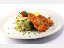 Wiener Schnitzel (Kalb) mit Stampfkartoffeln mit Speck und grüne Zwiebel