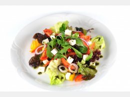 Griechischer Gemischter Gemüsesalat mit Oliven, Schafkäse, Olivenöl und Basilienkraut