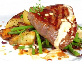 Beefsteak "Ball Tip" aus amerikanischem Stier mit Dijon-Sauce, grüne Speckbohnen und Bratkartoffeln