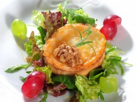 Salat mit feinem Ziegenkäse und Honig