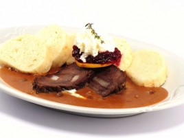 Lendenbraten mit Sahnesauce, Preiselbeeren und mit Semmelknödeln