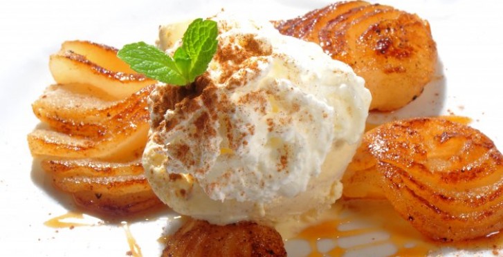 Überbackene Birne mit Zimt und Vanilleeiscreme