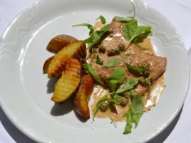 Kalbfleisch "Scaloppini" in Marsala-Sahne-Sauce mit Rucola, Bratkartoffeln